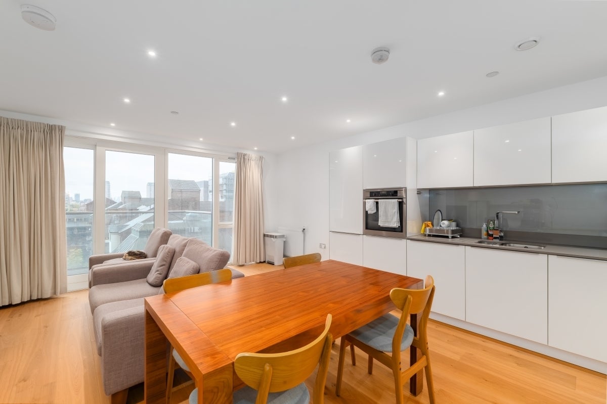 Flat Turnberry Quay in Greater London