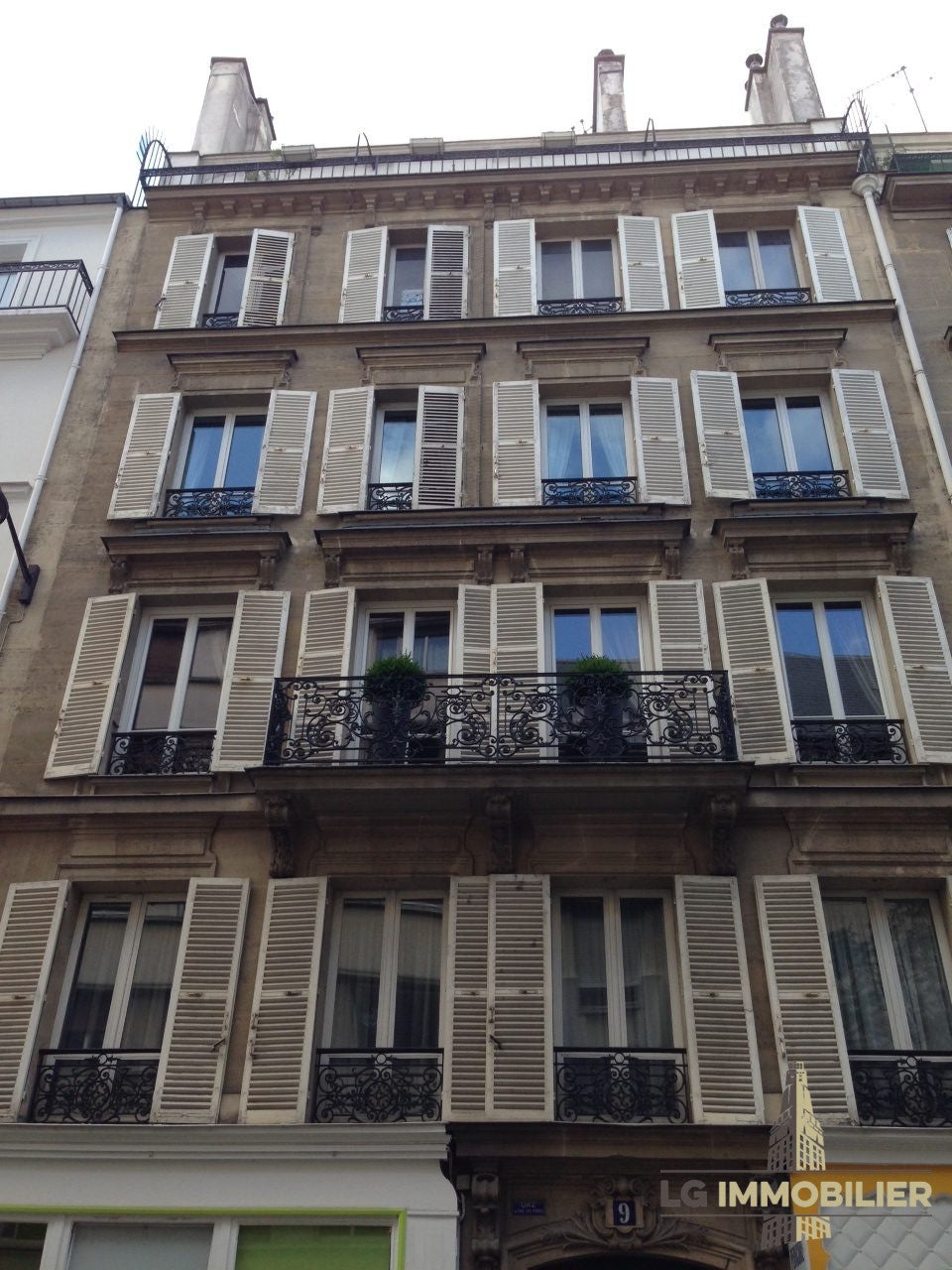 Flat Rue Brunel in Paris
