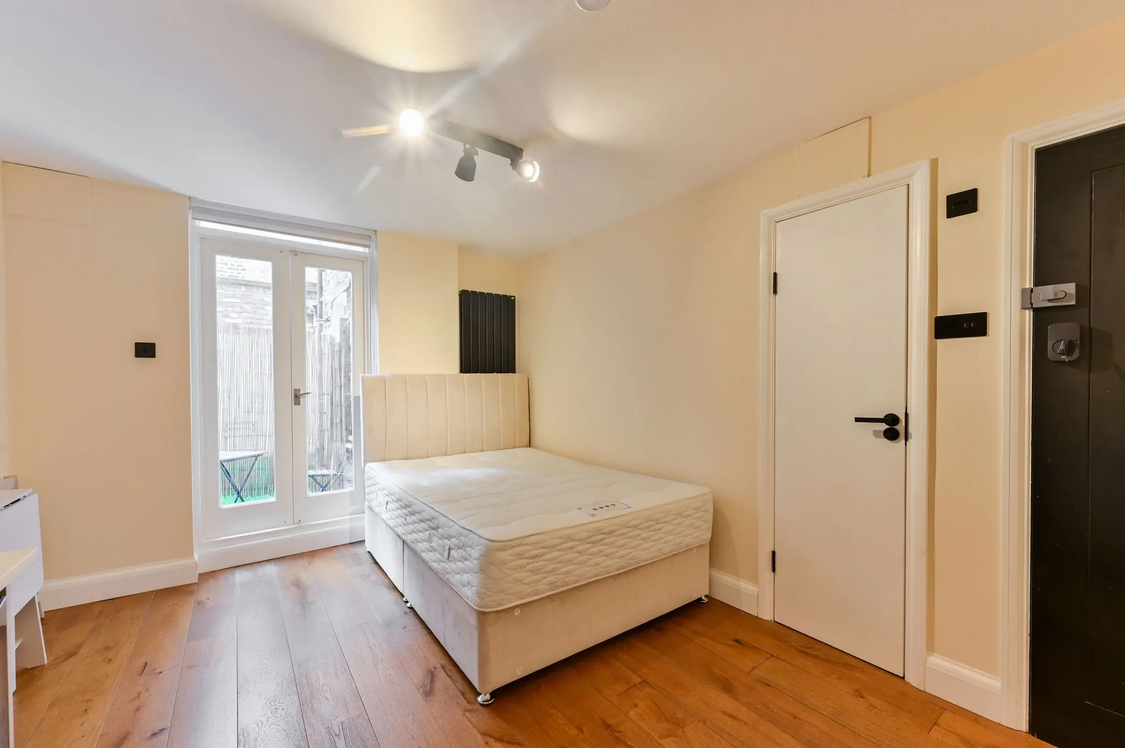 Flat Fairholme Road in Greater London