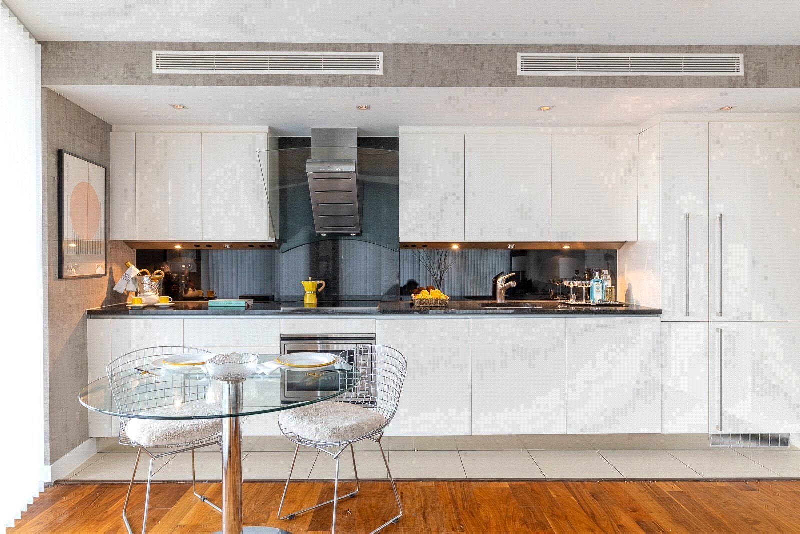 Flat Queenstown Road in Greater London