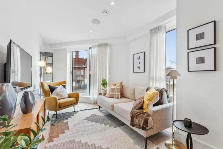 Flat Coombe Lane in Greater London