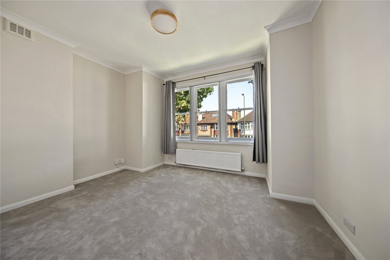 Flat Mortlake Road in Greater London
