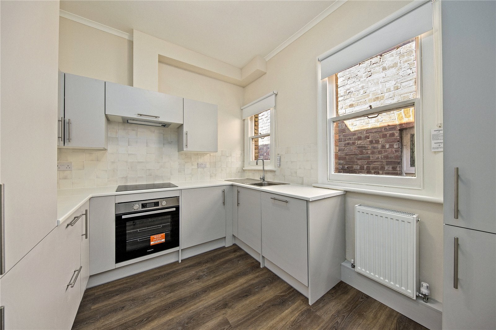 Flat Mortlake Road in Greater London