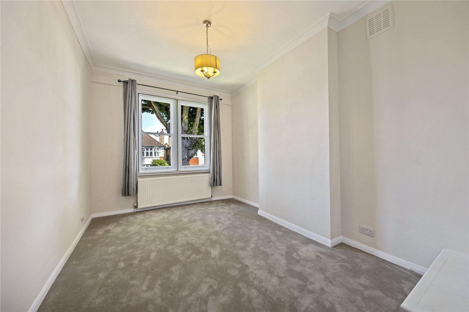 Flat Mortlake Road in Greater London