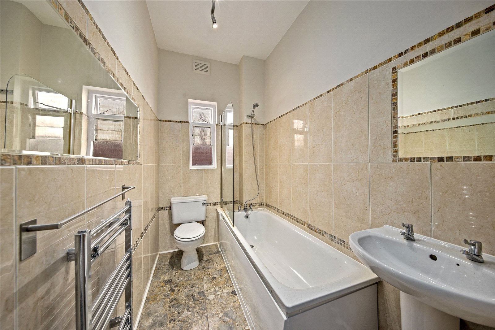 Flat Mortlake Road in Greater London