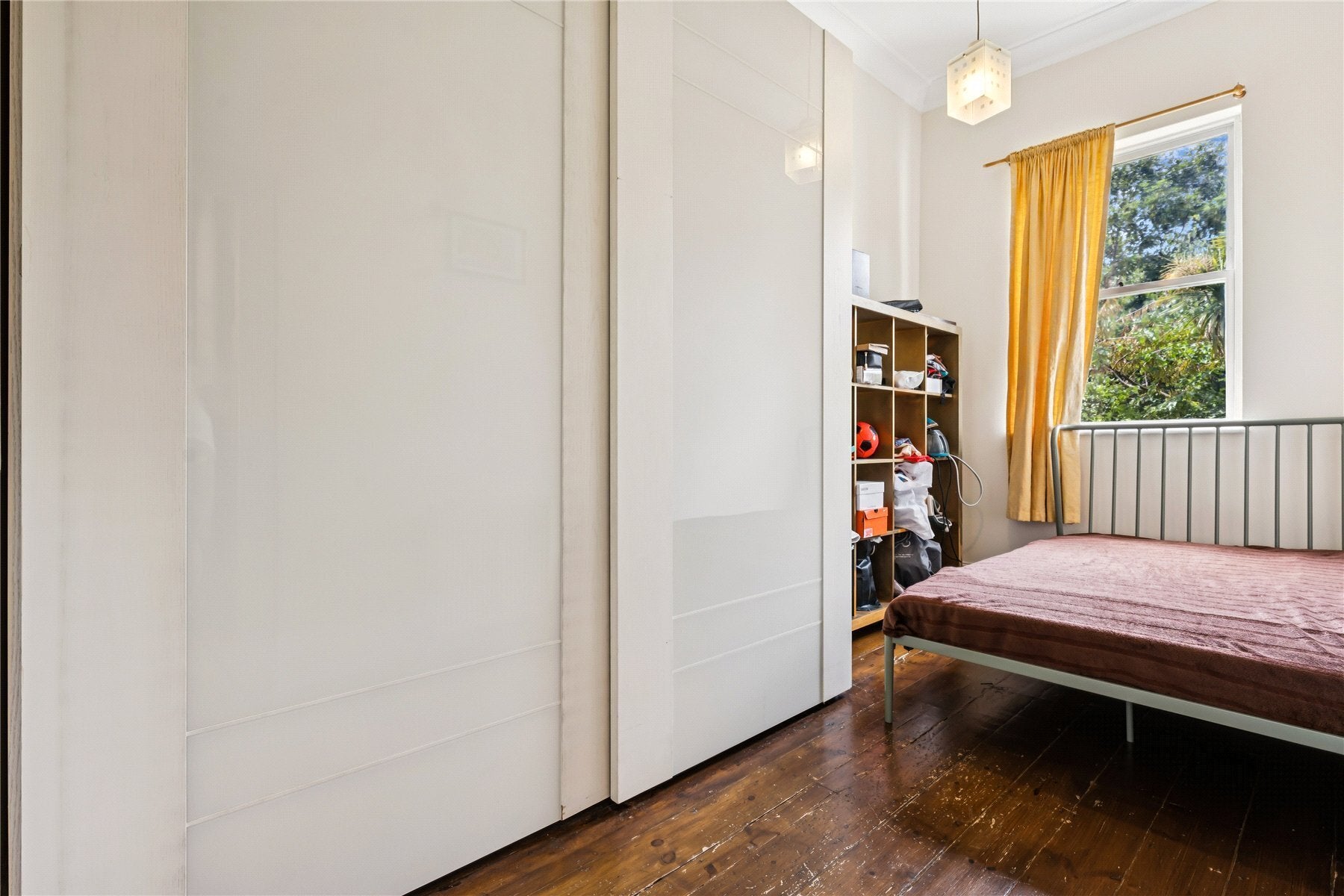 Flat Holland Road in Greater London