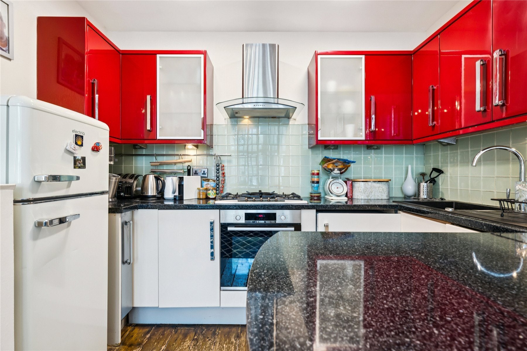 Flat Holland Road in Greater London