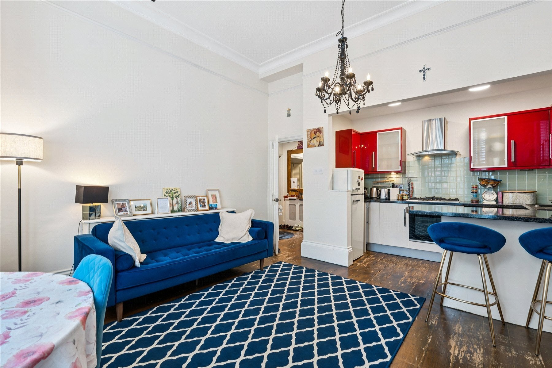 Flat Holland Road in Greater London