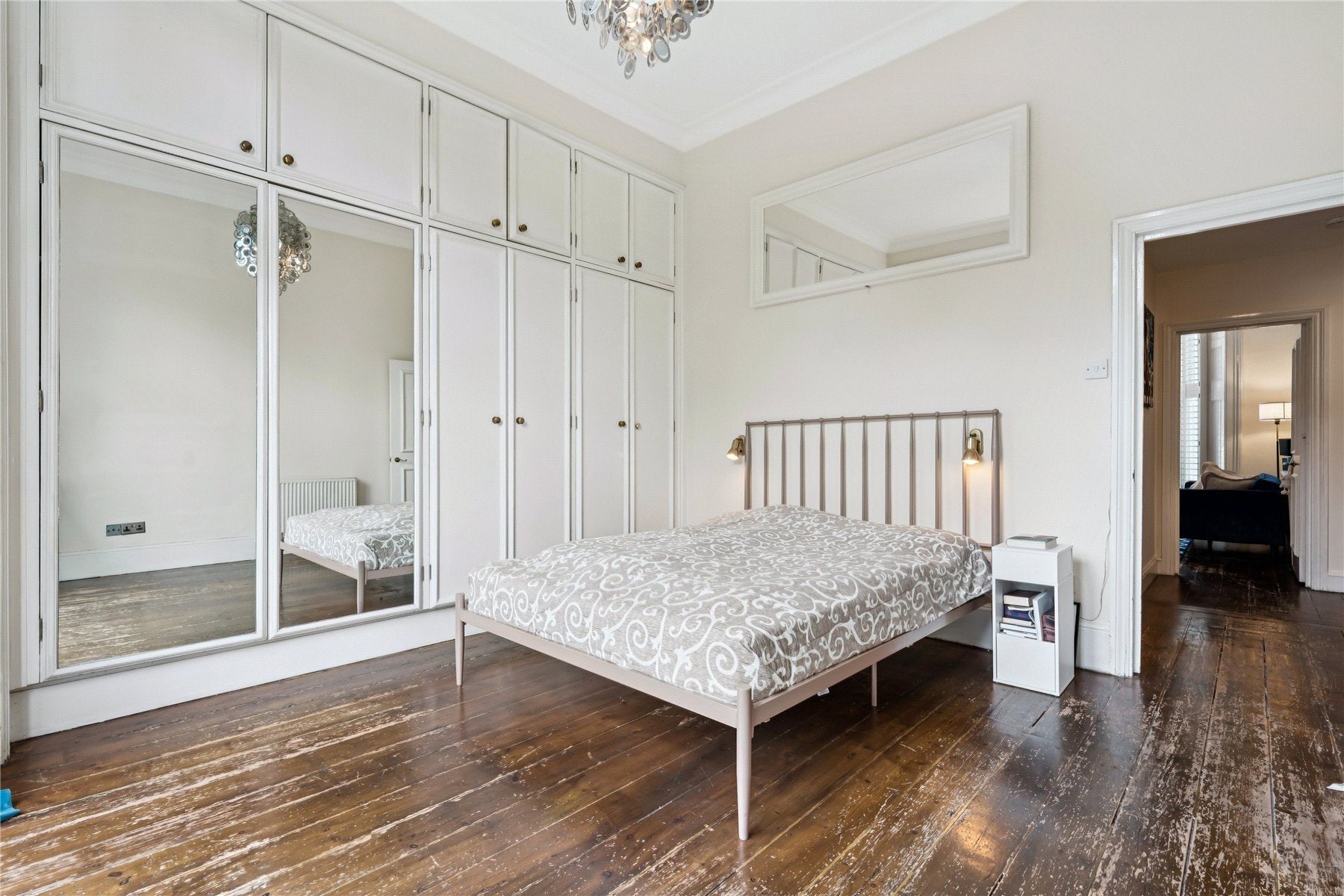 Flat Holland Road in Greater London