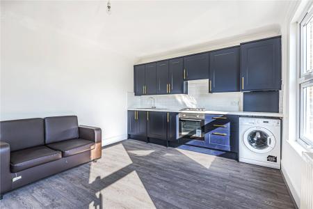 Flat St Albans Crescent in Greater London