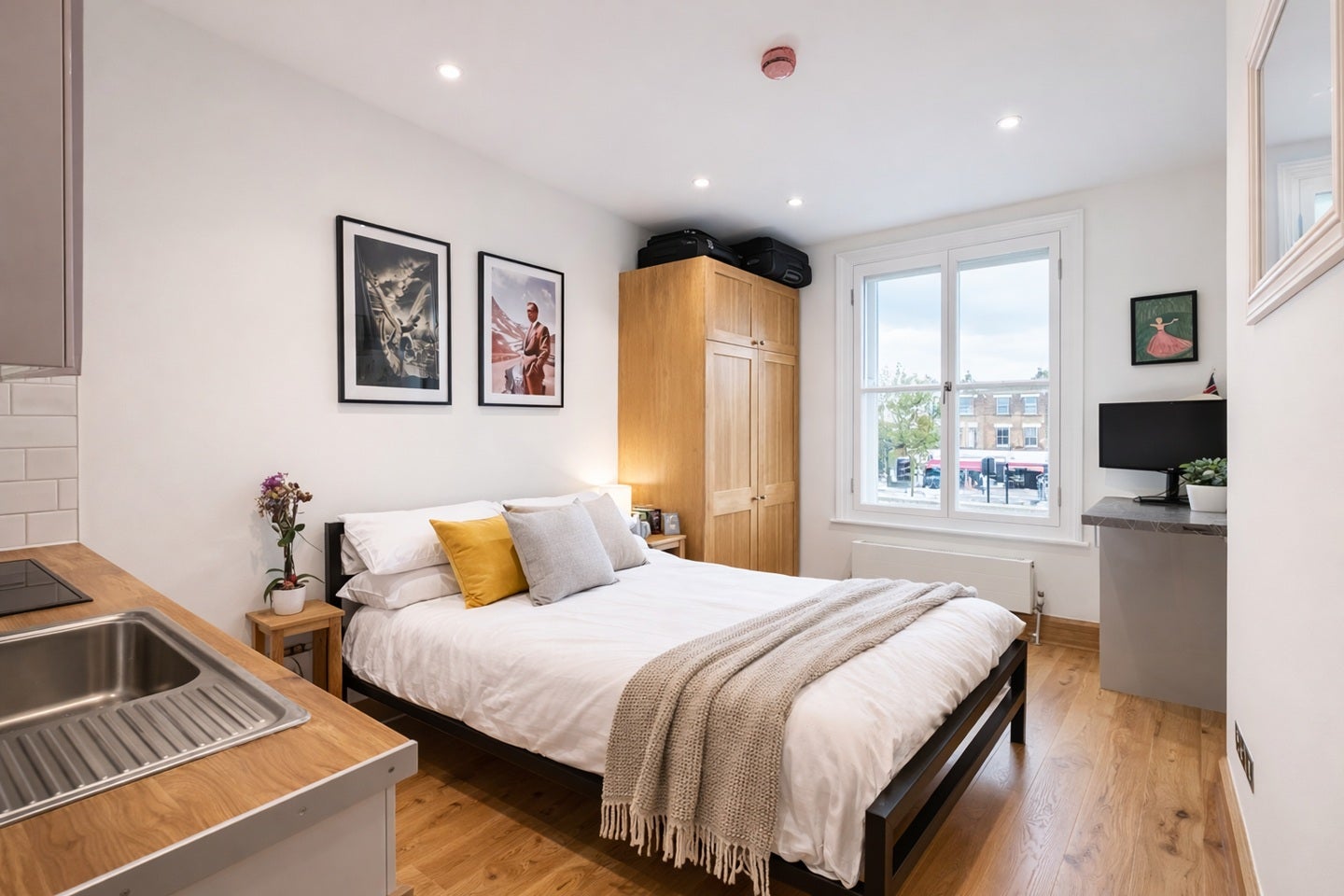 Flat Kew Road in Greater London