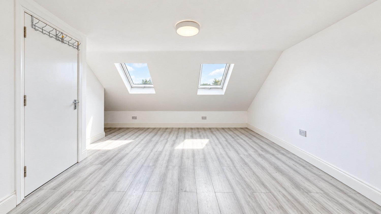Flat Costons Lane in Greater London