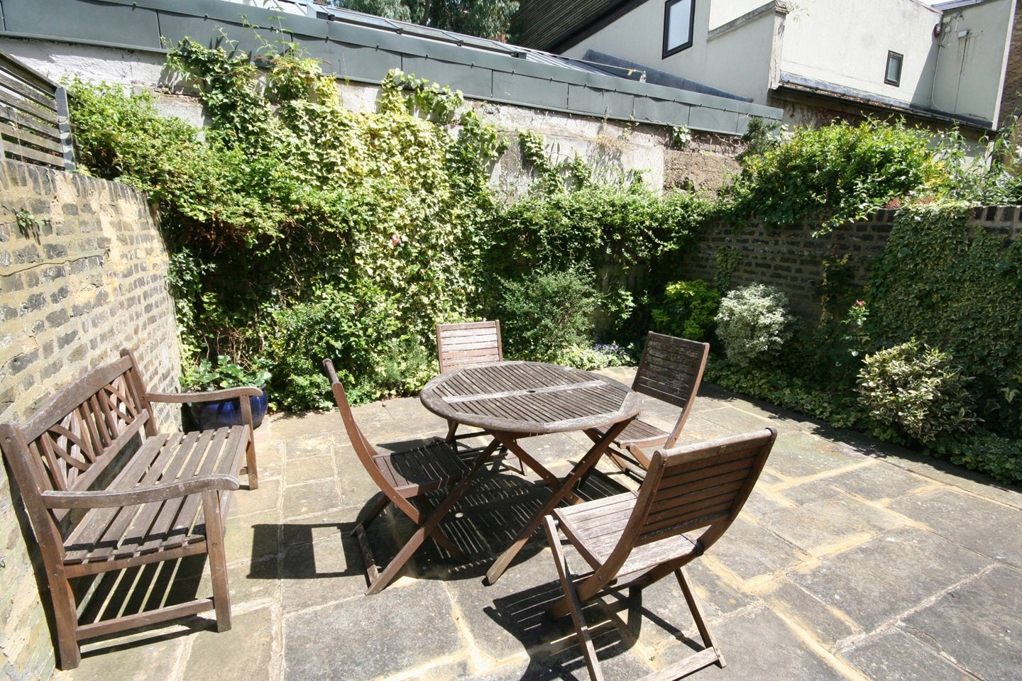 Flat Rostrevor Road in Greater London