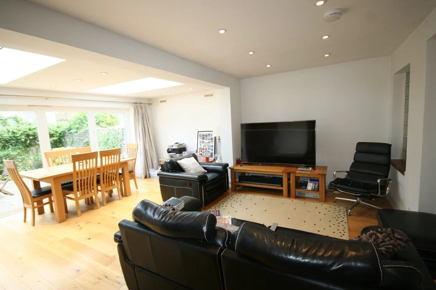 Flat Rostrevor Road in Greater London