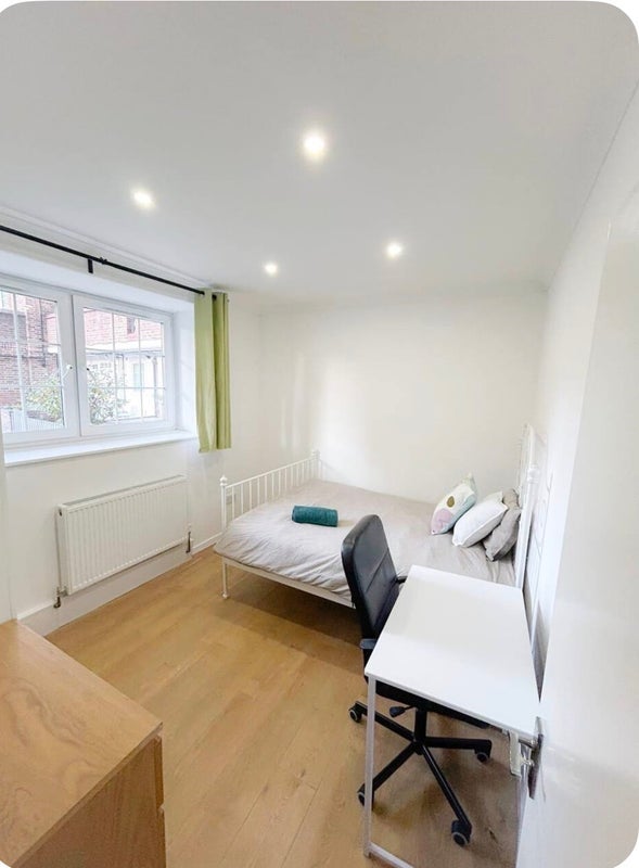Room Long Lane in Greater London