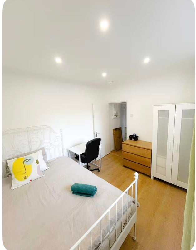 Room Long Lane in Greater London