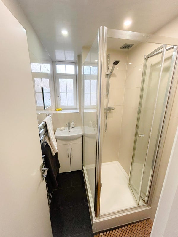 Room Long Lane in Greater London
