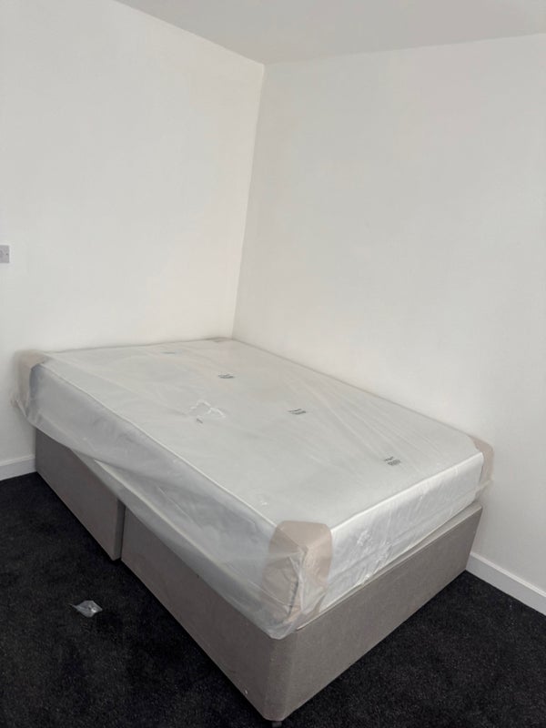 Room Miles Drive in Greater London