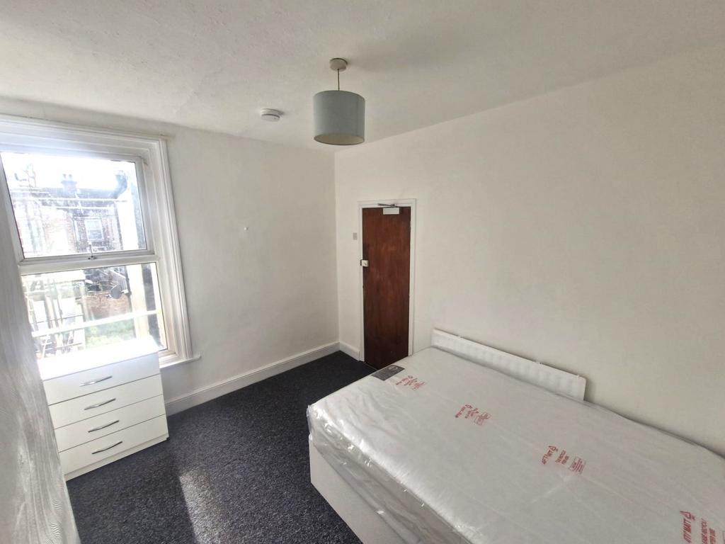 Room Fawcett Road in Portsmouth