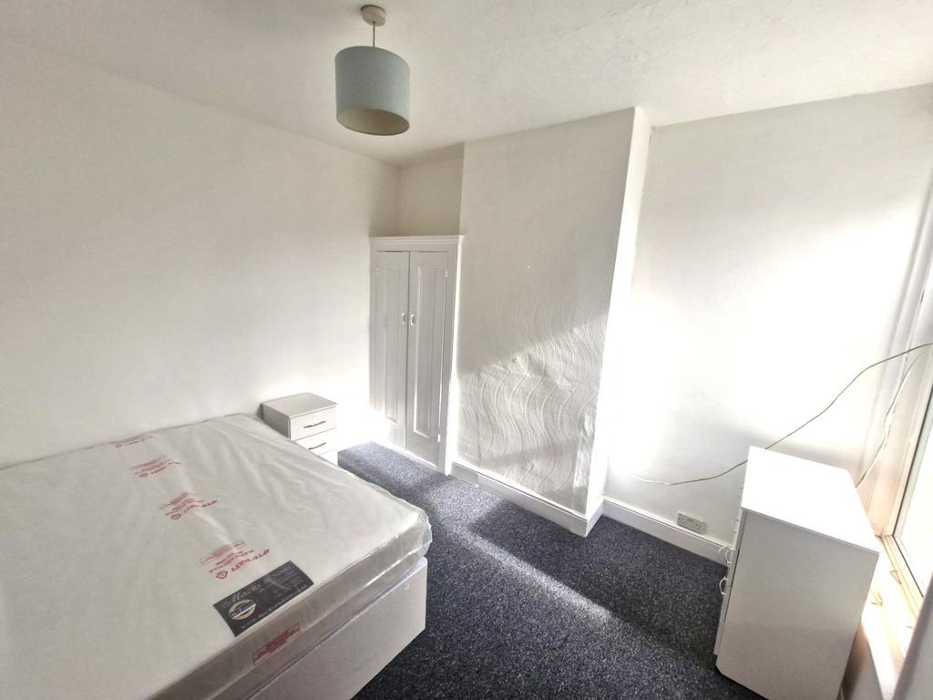 Room Fawcett Road in Portsmouth
