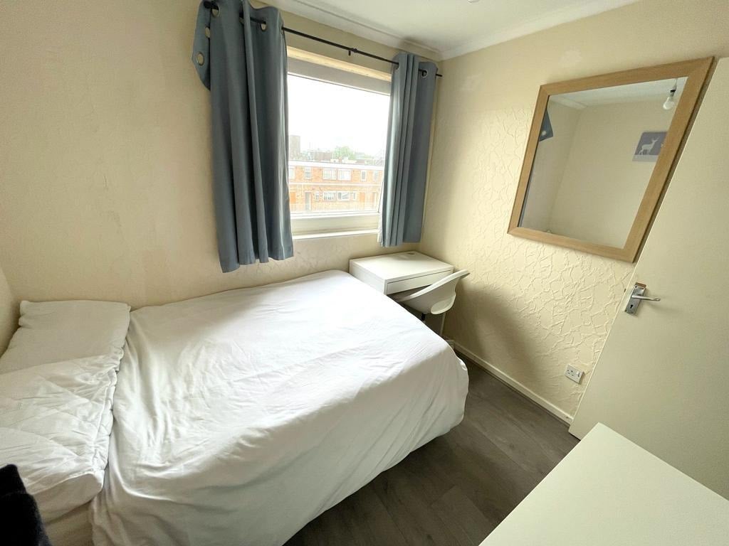 Room Portia Way in Greater London