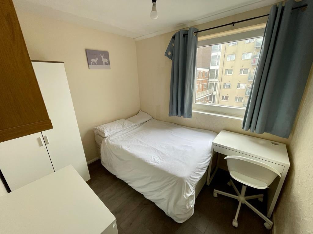 Room Portia Way in Greater London