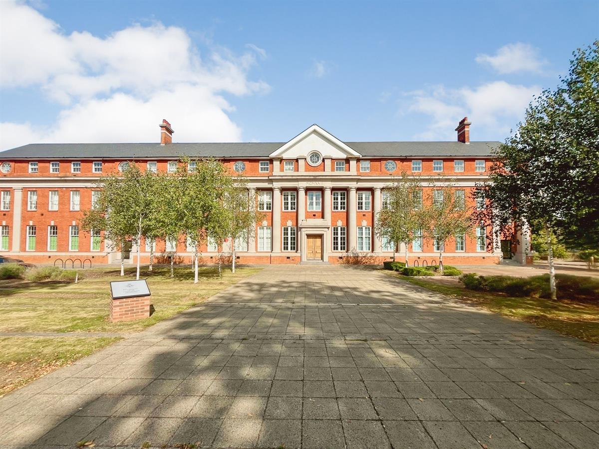 Flat Beauvais Square in Shortstown