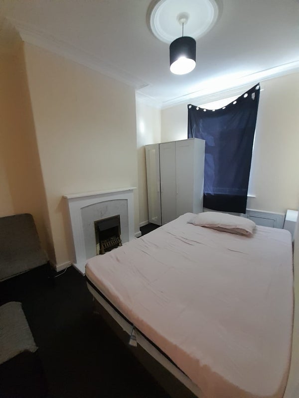 Room Coalshaw Green Road in Chadderton