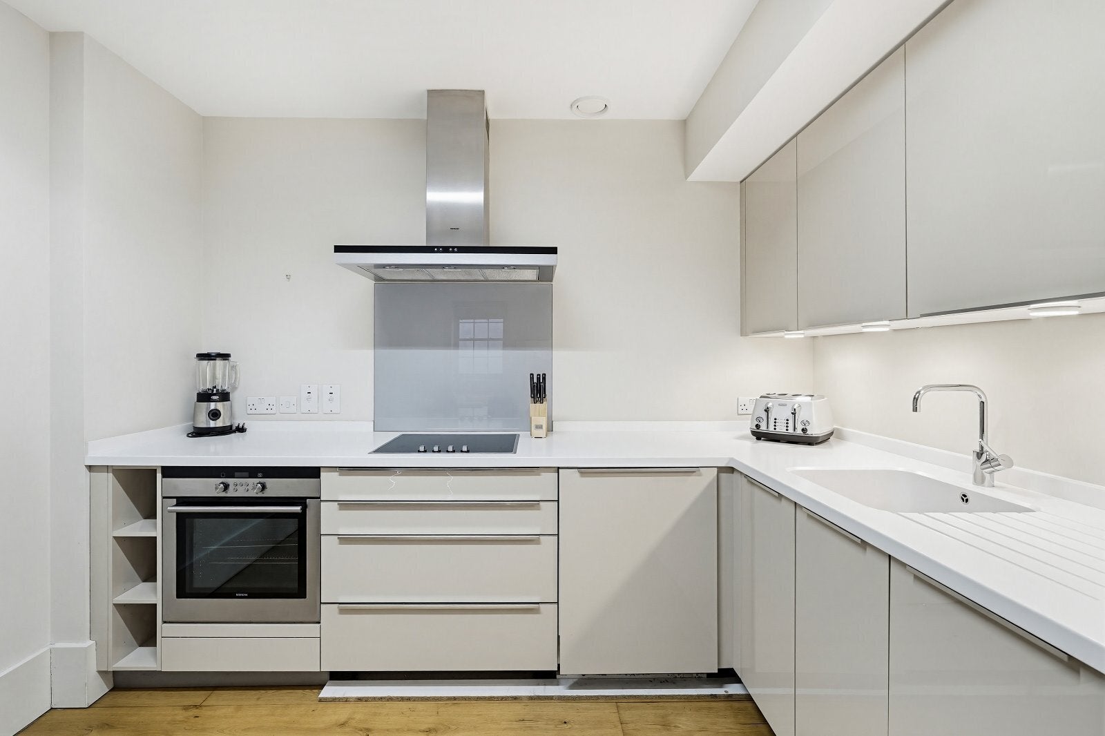 Flat Lowndes Square in Greater London