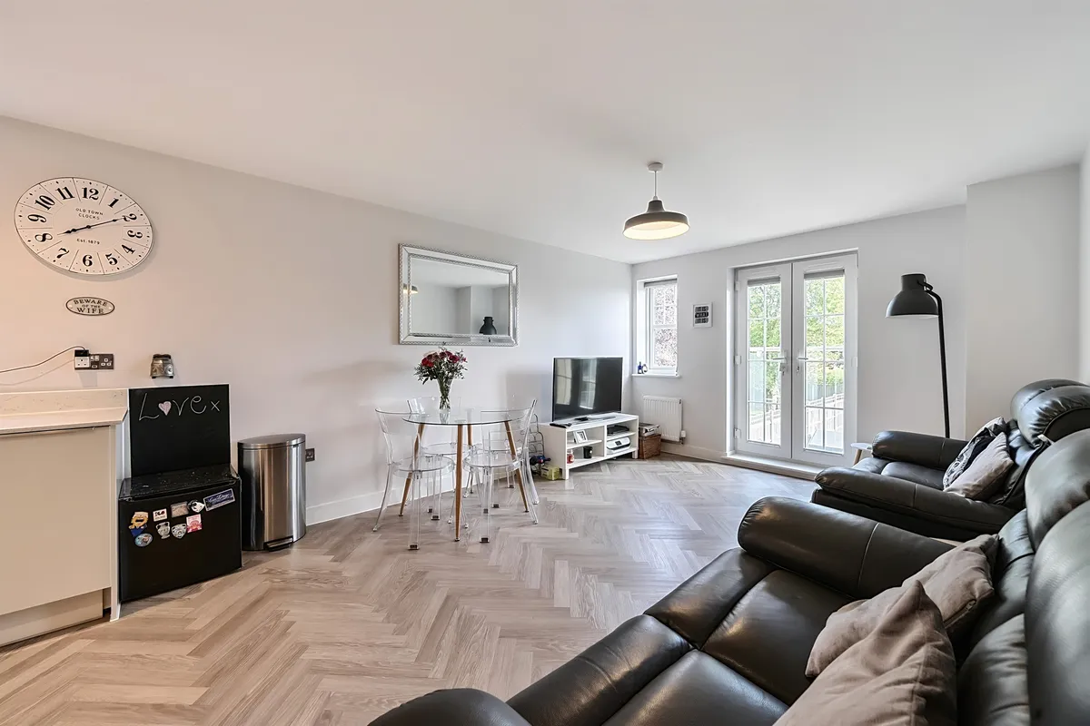 Flat London Road in Aston Clinton