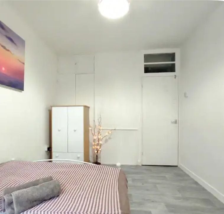 Room Compton Street in Greater London