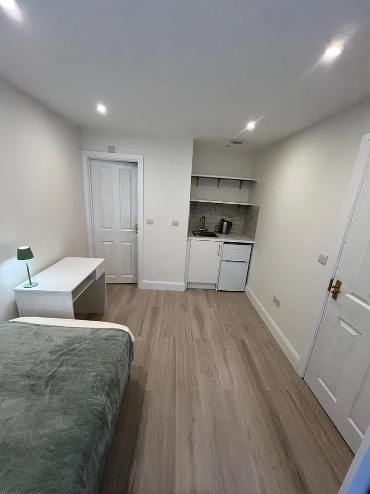 Room Boundary Road in Greater London