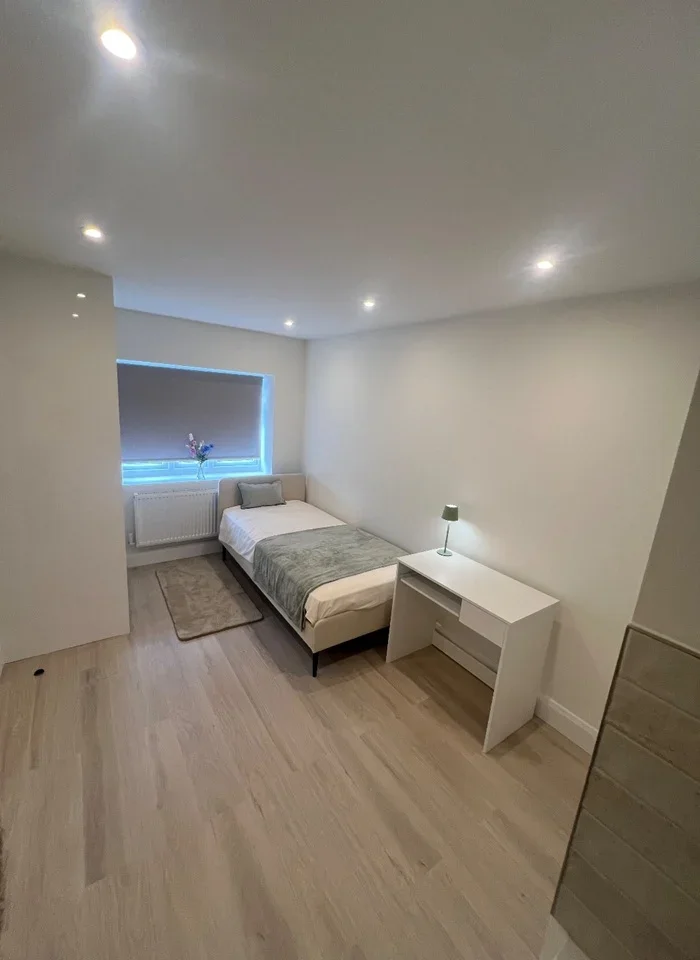 Room Boundary Road in Greater London