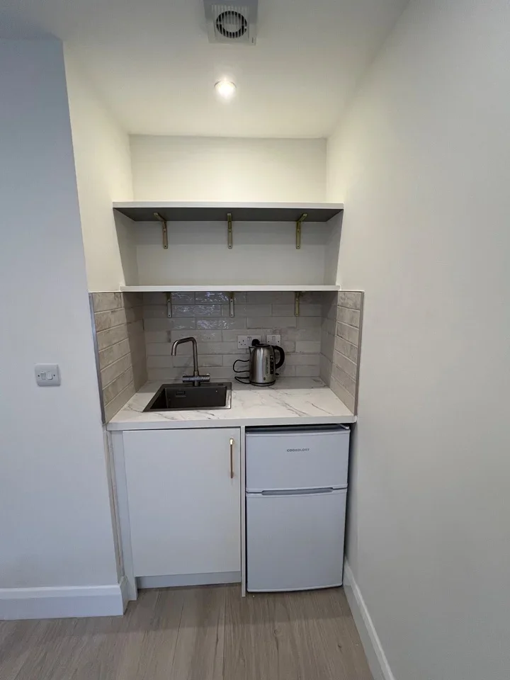 Room Boundary Road in Greater London
