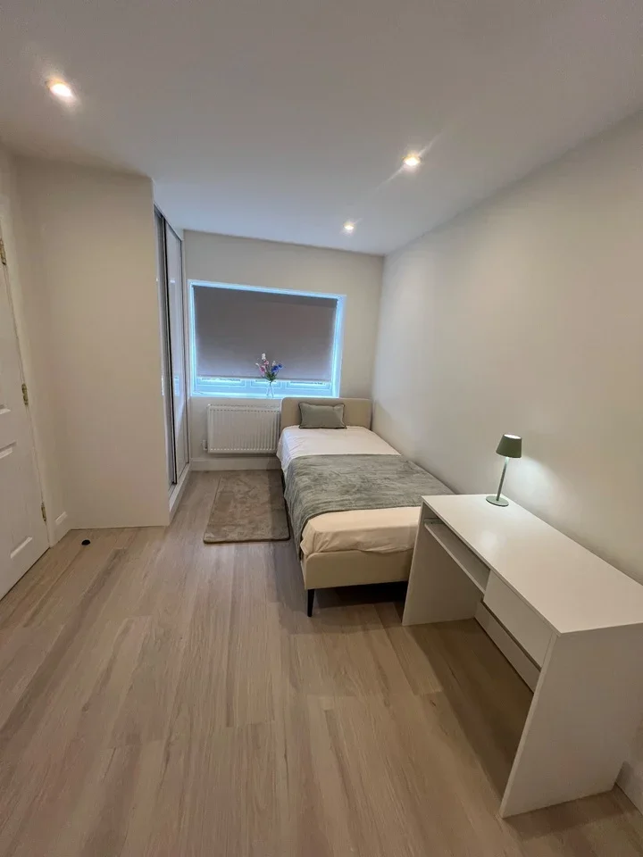 Room Boundary Road in Greater London