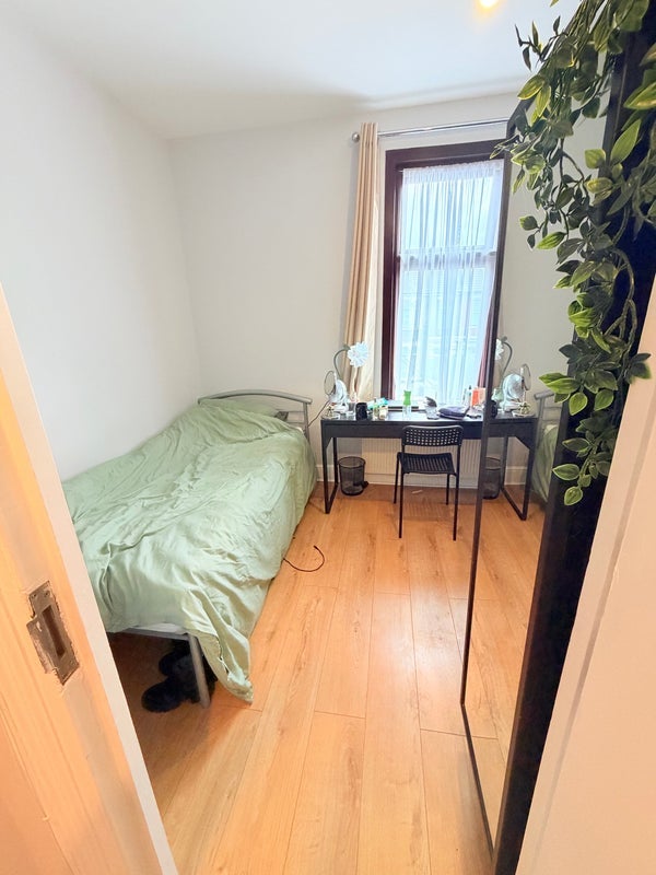 Room York Road in Greater London