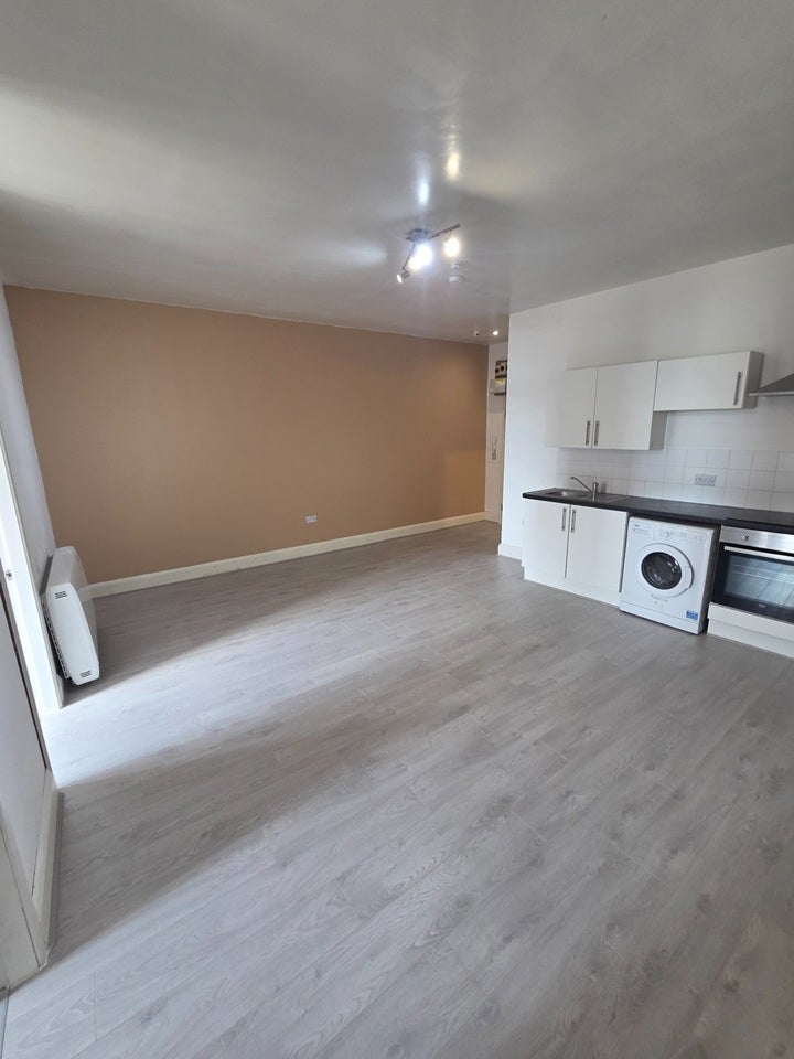 Flat Seaview Road in Wallasey