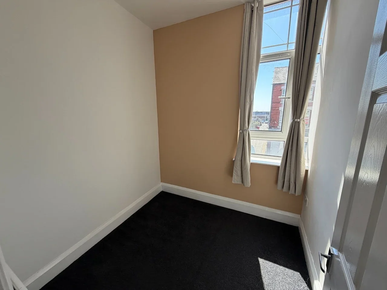 Flat Seaview Road in Wallasey