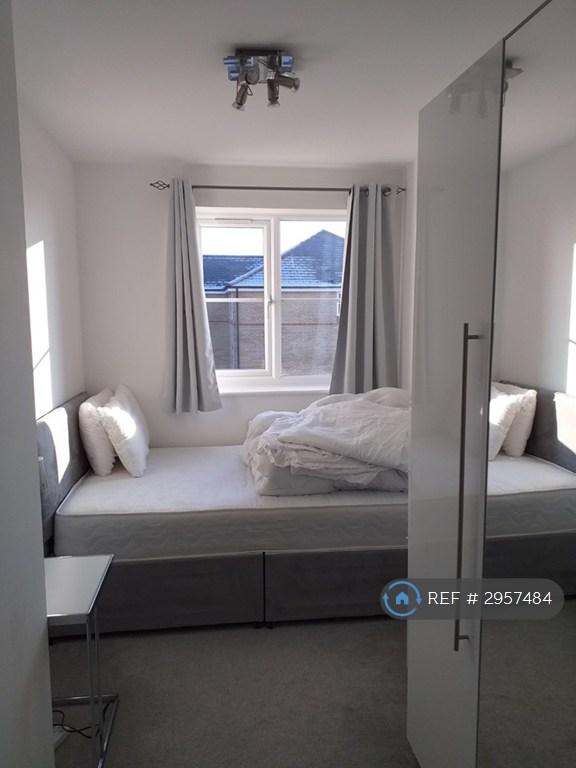 Room Clarence Close in Greater London