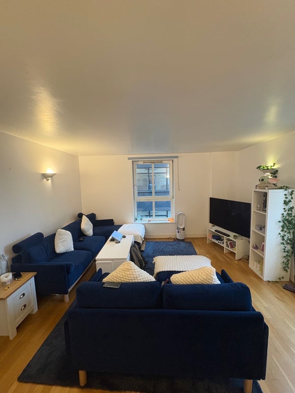 Room Commercial Road in Greater London