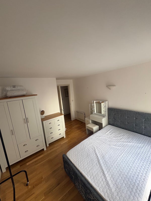 Room Commercial Road in Greater London