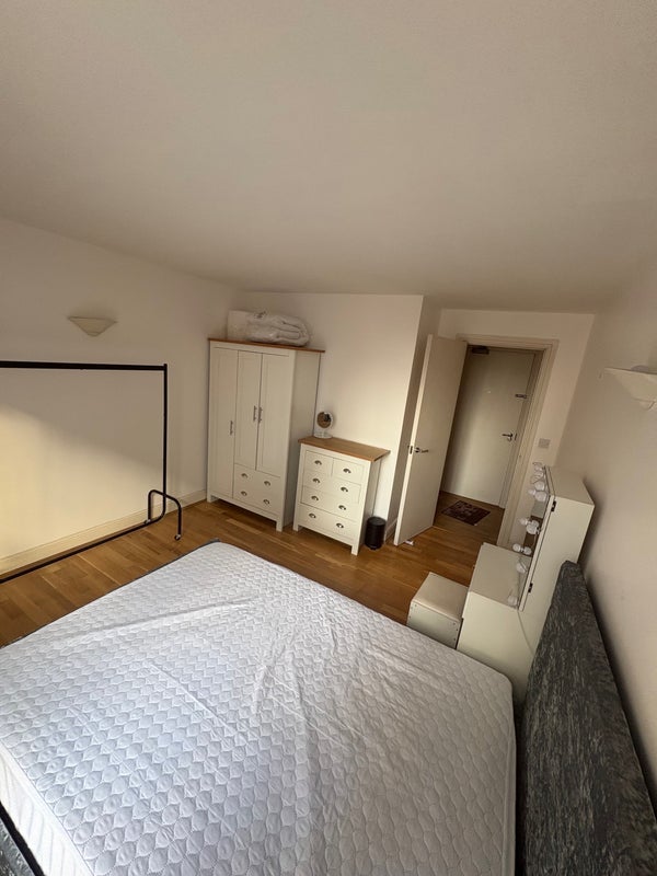 Room Commercial Road in Greater London