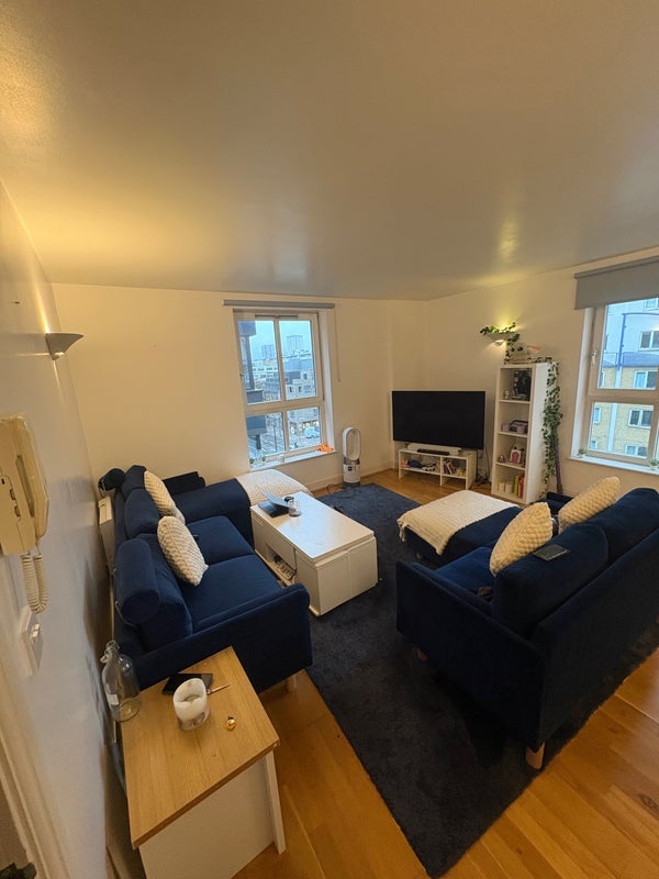 Room Commercial Road in Greater London