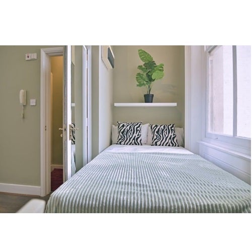 Room Hogarth Road in Greater London