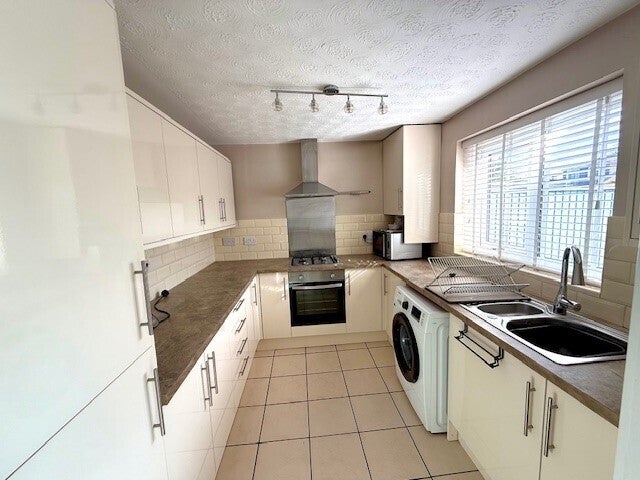 Flat Wooler Close in Moreton