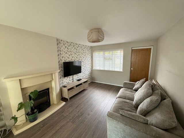 Flat Wooler Close in Moreton