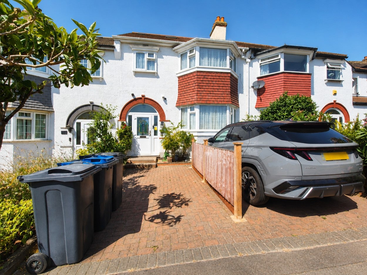 Flat Briar Avenue in Greater London