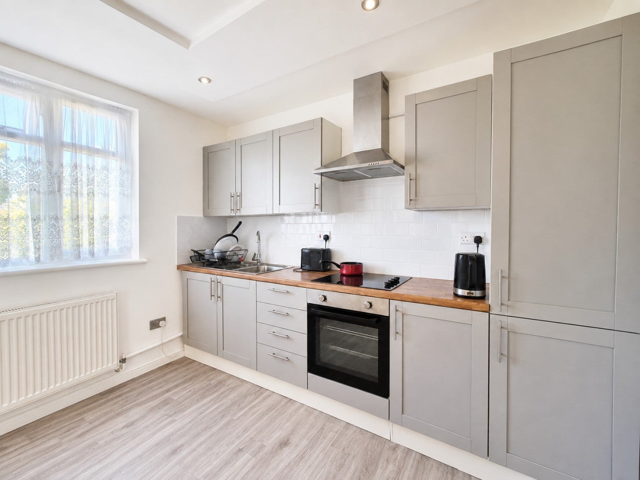 Flat Briar Avenue in Greater London