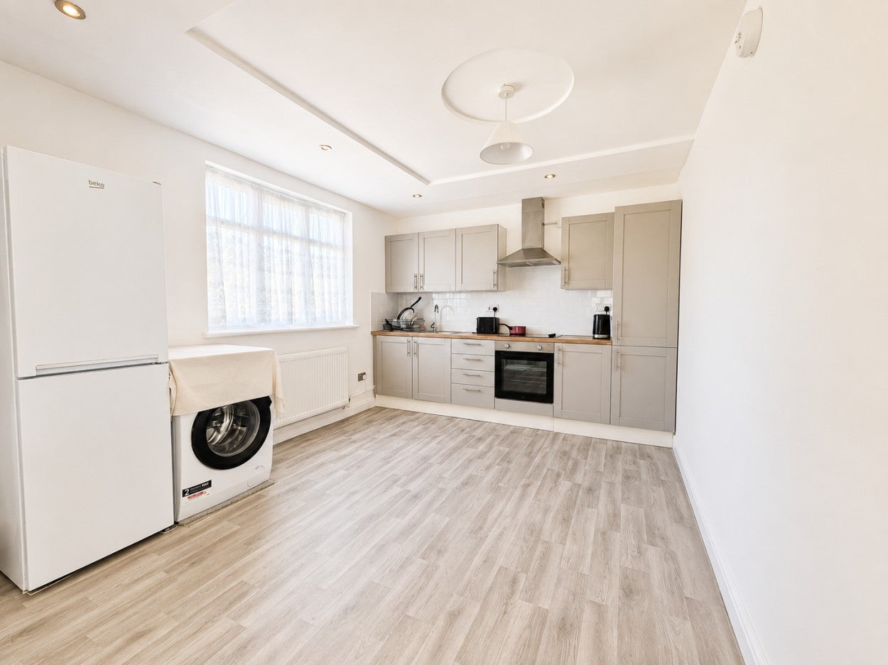 Flat Briar Avenue in Greater London