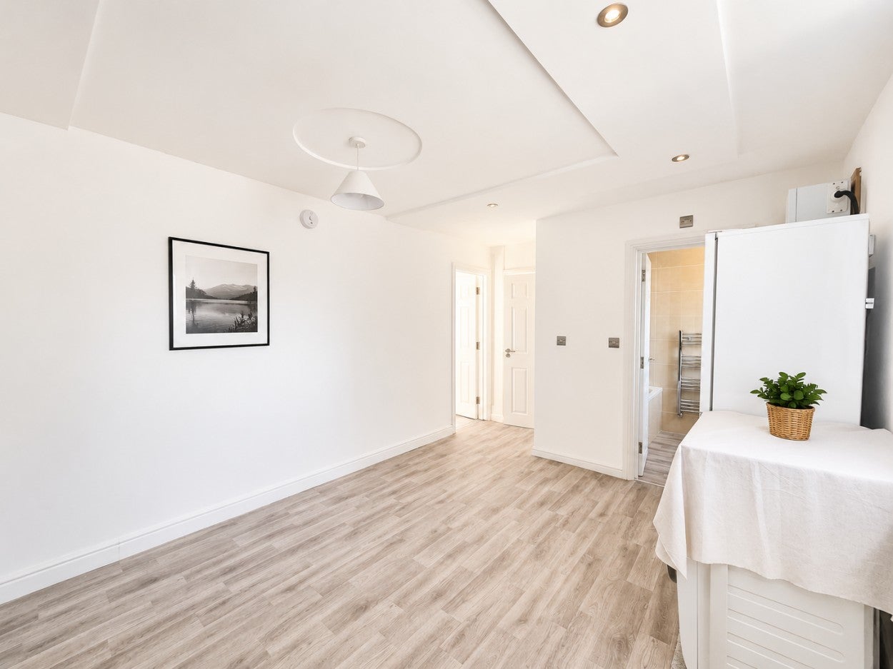 Flat Briar Avenue in Greater London